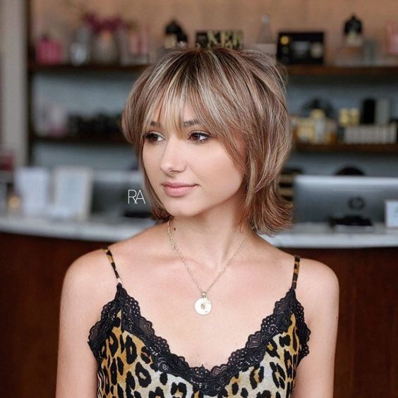 28 Lovely Short Layered Hairstyles for Fine Hair (Updated 2022) 20.-Wispy-layered-bob