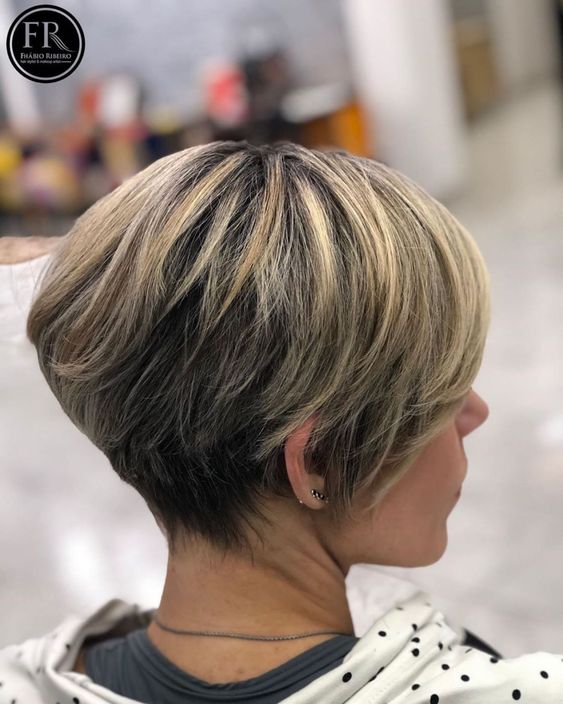 28 Lovely Short Layered Hairstyles for Fine Hair (Updated 2022) 25.-Choppy-layered-wedge-with-highlights