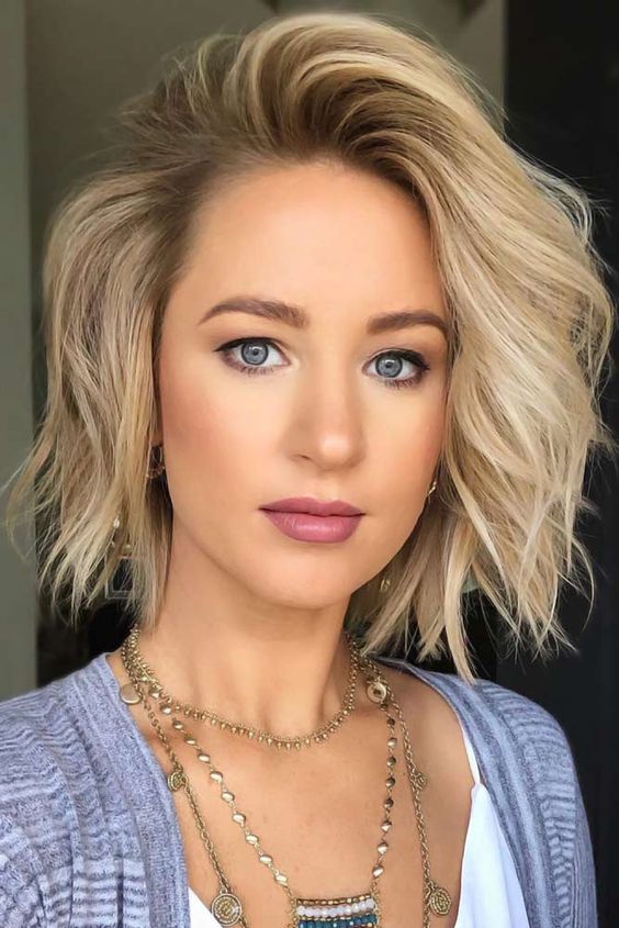 100 Stylish and Easy Short Hairstyle Ideas for Women to Try in 2022 Deep-side-part-bob-1