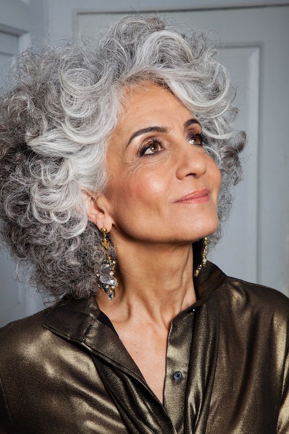 30 Beautiful Short Hairstyles for Gray Hair Over 60 (Update 2022) Curly-middle-part-hairstyle-2