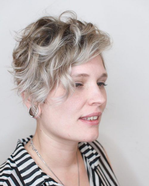 21 Stylish and Easy Short Hairstyles for Women Over 40 (Updated in 2022 ...