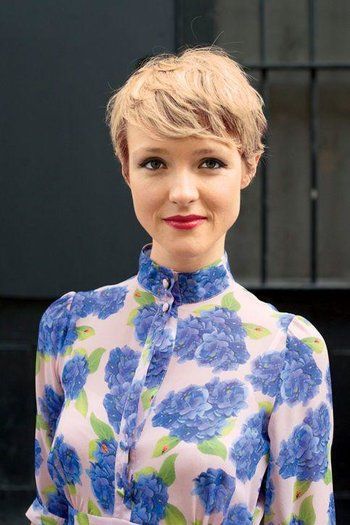 21 Stylish and Easy Short Hairstyles for Women Over 40 (Updated in 2022) Pixie-cuts-with-layered-fringe
