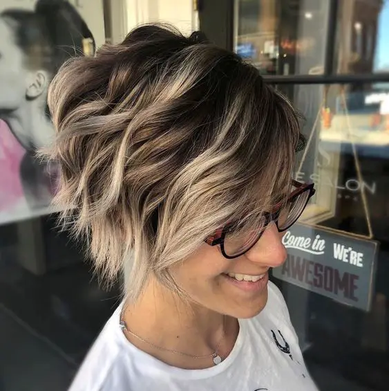 30 Cute Short Haircuts for Women Over 50 with Wavy Hair (Updated 2022) Sharp-angled-wavy-bob-2