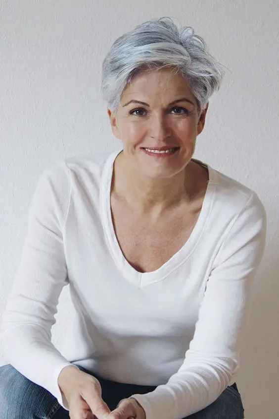 The right hairstyle for women over 60 with square face 8