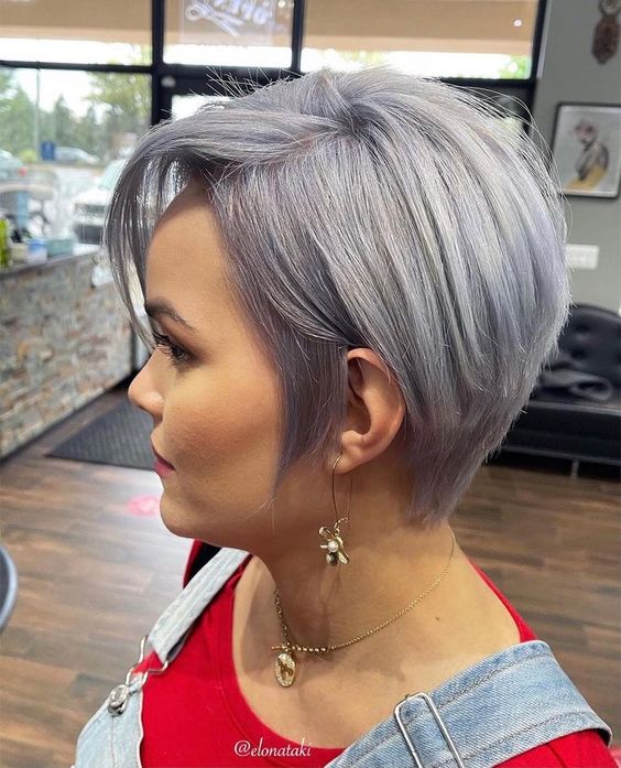 50 Hair Color Ideas for Women Over 40 (Updated 2022) 11.-Soft-silver-blonde-pixie-wedge