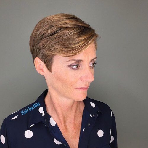 50 Hair Color Ideas for Women Over 40 (Updated 2022) 12.-Golden-honey-brown-very-short-pixie