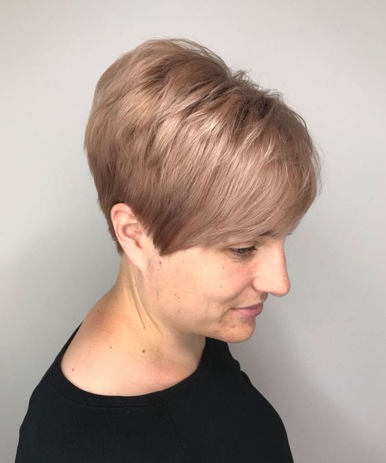 50 Hair Color Ideas for Women Over 40 (Updated 2022) 13.-Dark-strawberry-blonde-pixie-cut