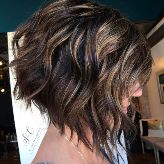 50 Hair Color Ideas for Women Over 40 (Updated 2022) 15.-Wavy-inverted-bob-with-chestnut-brown-highlights