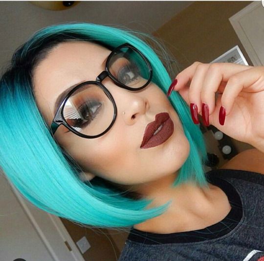 50 Hair Color Ideas for Women Over 40 (Updated 2022) 26.-Teal-ombre-rounded-bob