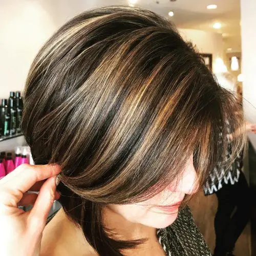 50 Hair Color Ideas for Women Over 40 (Updated 2022) 38.-Caramel-highlights-in-brown-pixie-bob