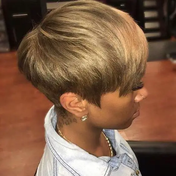 45 Flattering Short Blonde Hairstyles and Haircuts for Women in 2022 Black-Blonde-Pixie