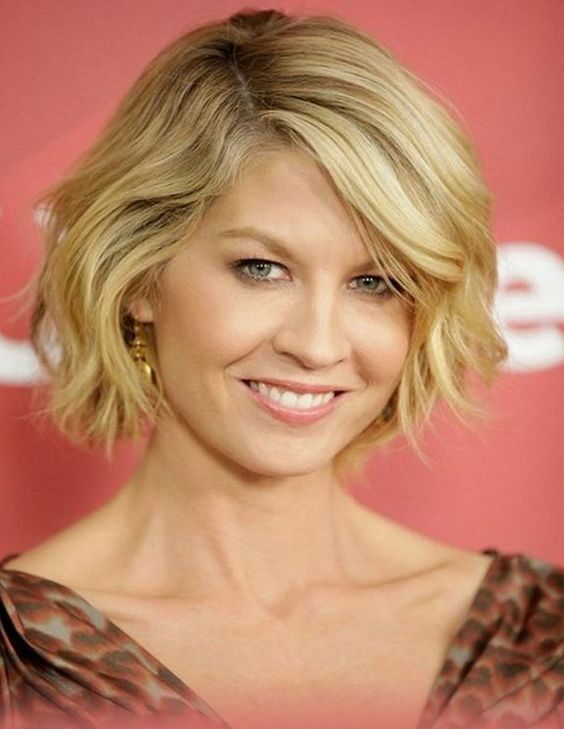 45 Flattering Short Blonde Hairstyles and Haircuts for Women in 2022 Bright-Golden-Blonde-A-Line-Bob-e1639836530567