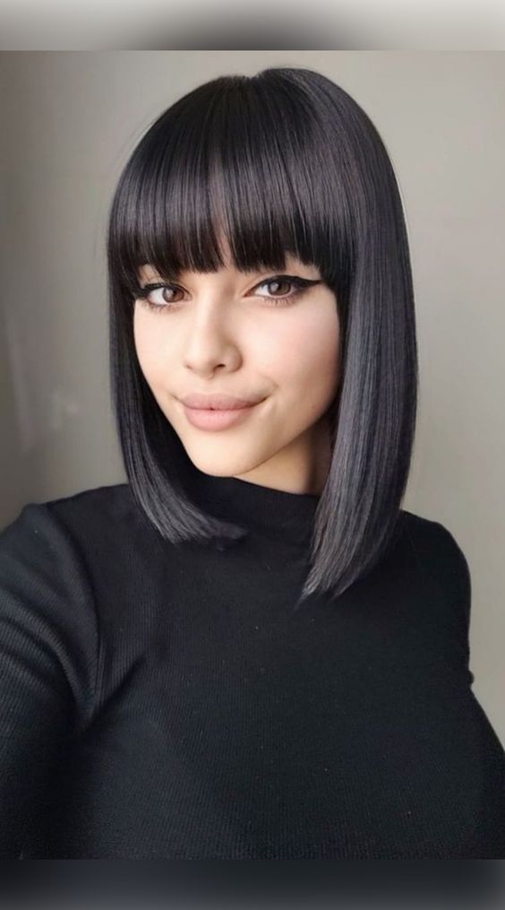 20 Beautiful and Classy Short Hairstyles for Women in 2022 1.-Blunt-bob-with-flat-bangs