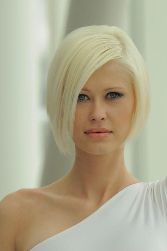 20 Beautiful and Classy Short Hairstyles for Women in 2022 13.-Sleek-a-line-hair-style
