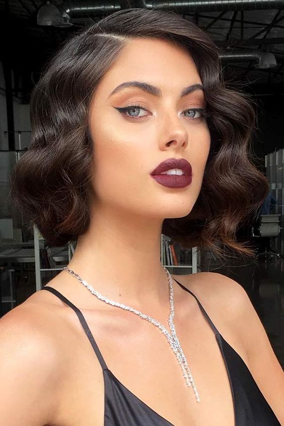 20 Beautiful and Classy Short Hairstyles for Women in 2022 2.-Finger-waves