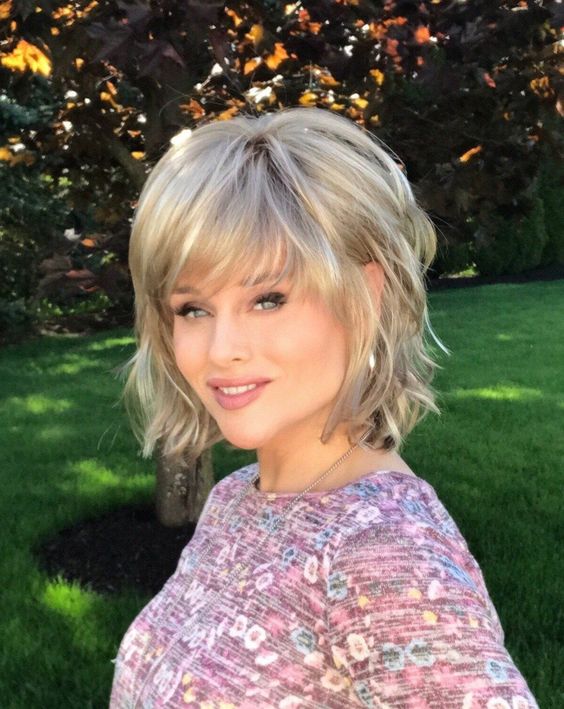 20 Beautiful and Classy Short Hairstyles for Women in 2022 6.-Feathered-shaggy-bob