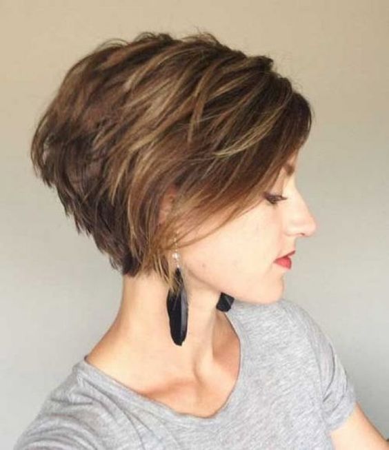 20 Chic Short Straight Hairstyles for Women Over 50 (Updated 2022) Pixie-wedge-with-caramel-highlights