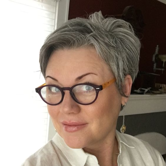 24 Short Sassy Hairstyles for Older Women with Glasses in 2022 Layered-side-parted-hairstyle