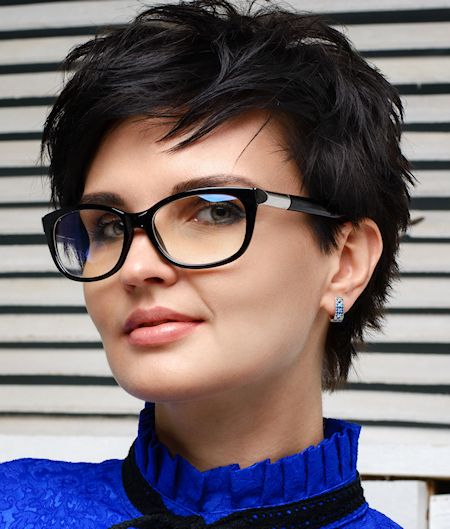 24 Short Sassy Hairstyles for Older Women with Glasses in 2022