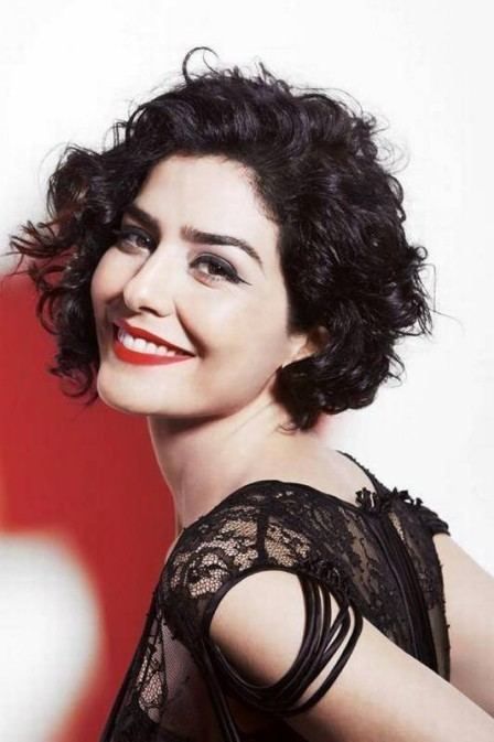 60 Best Short Curly Hairstyles for Women Over 60 in 2022 Chin-length-curly-hairstyle-3