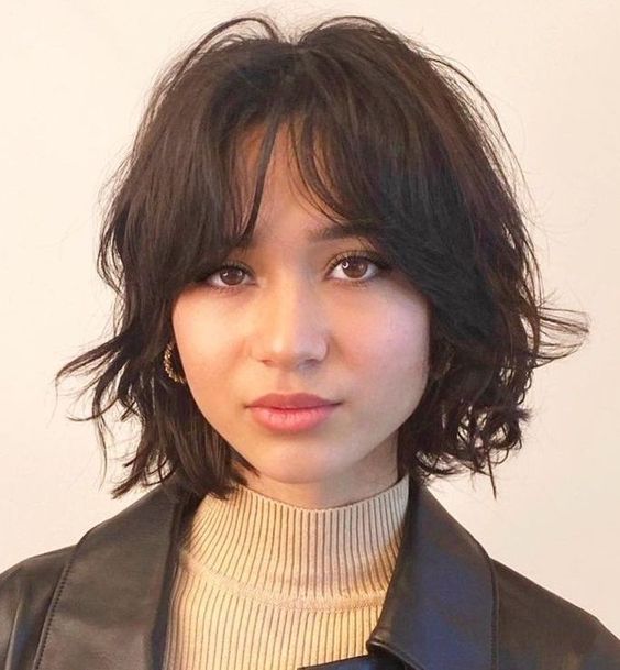 50 Layered Bob Haircuts with Bangs that You Should Try in 2022 12.-Short-haircut-with-curved-bangs
