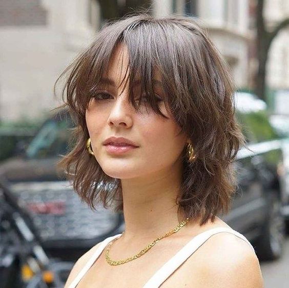 50 Layered Bob Haircuts with Bangs that You Should Try in 2022 12.-Short-haircut-with-curved-bangs2