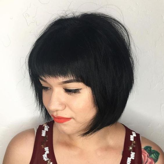 50 Layered Bob Haircuts with Bangs that You Should Try in 2022 2.-Chin-length-bobbed-cut-with-bangs