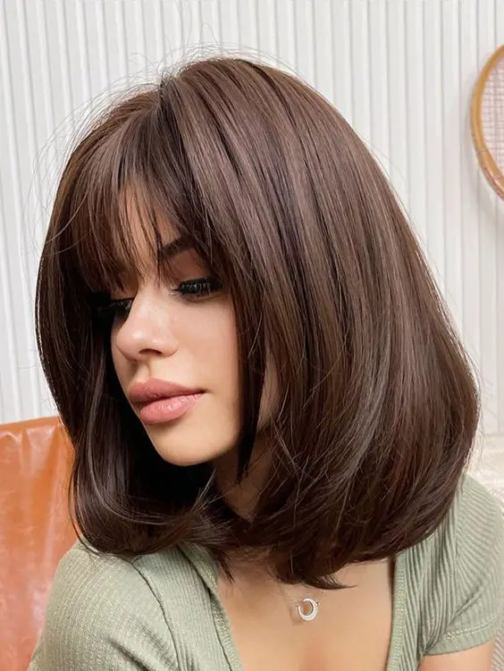 50 Layered Bob Haircuts with Bangs that You Should Try in 2022 20.-Swing-hairstyles-with-bangs2