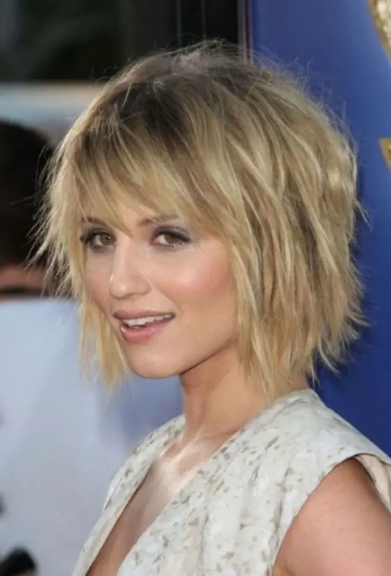 50 Layered Bob Haircuts with Bangs that You Should Try in 2022 3.-Choppy-cut-with-bangs