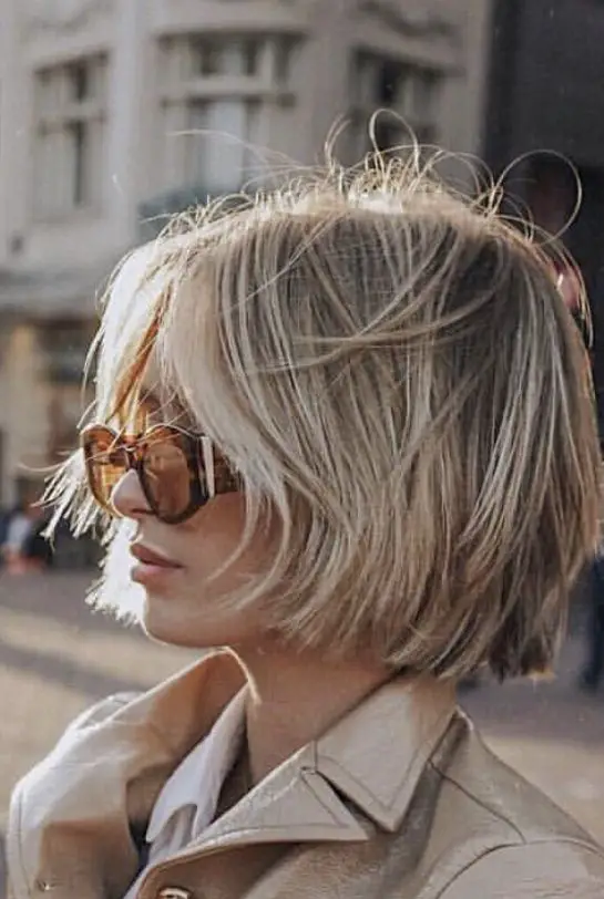 50 Layered Bob Haircuts with Bangs that You Should Try in 2022 5.-Feathered-haircut-with-fringe2