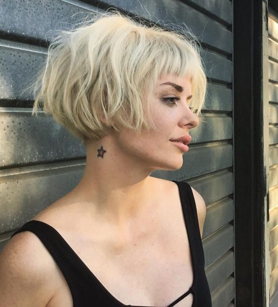 50 Layered Bob Haircuts with Bangs that You Should Try in 2022 6.-Short-stacked-bob-with-bangs2