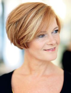 30 Attractive Short Hairstyles for Women Over 40 Years Old (Update 2021) Side-layered-bangs-2