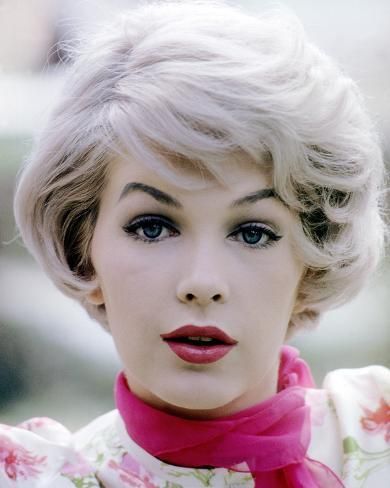 24 Easy Short Vintage Hairstyles to Try in 2022 The-bouncy-hairdo