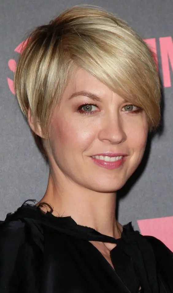 Be Elegant and Beautiful with Fine Short Haircuts for Round Face fine-short-hair-round-face-6