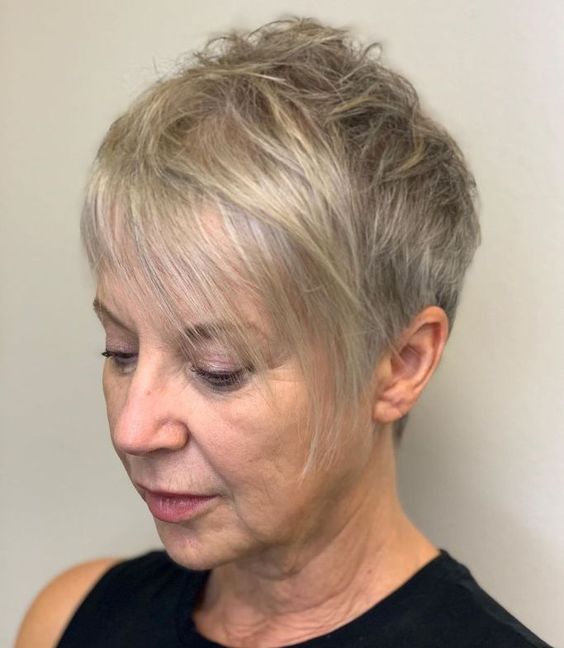 15 Recommended Short Hairstyles for Women Over 50 with Round Face Platinum-pixie-hair