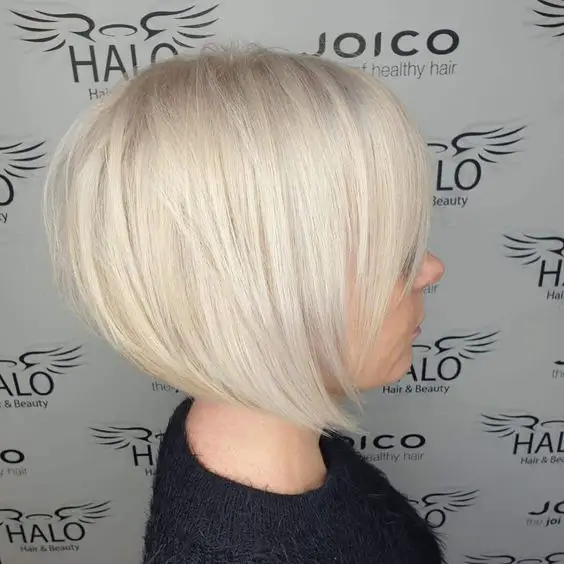 20 Proper Short Hairstyles for Women Over 50 with Fine Hair Graduated-haircut