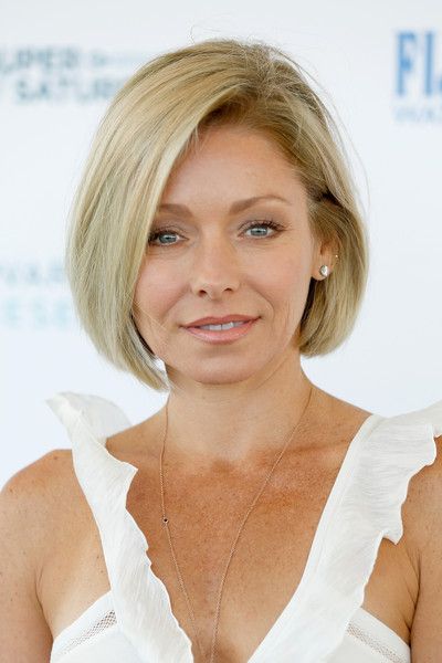 20 Proper Short Hairstyles for Women Over 50 with Fine Hair Side-parted-bob