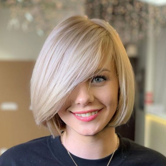 20 Appealing Short Edgy Haircuts for Women that on Trends Right Now Angled-side-swept-bangs-hairstyle