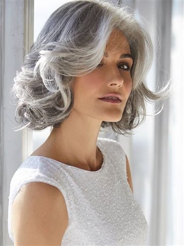 20 Best Short Hairstyles for Women Over 60 with Thick Hair (Updated 2022) Chin-length-wavy-hairstyle