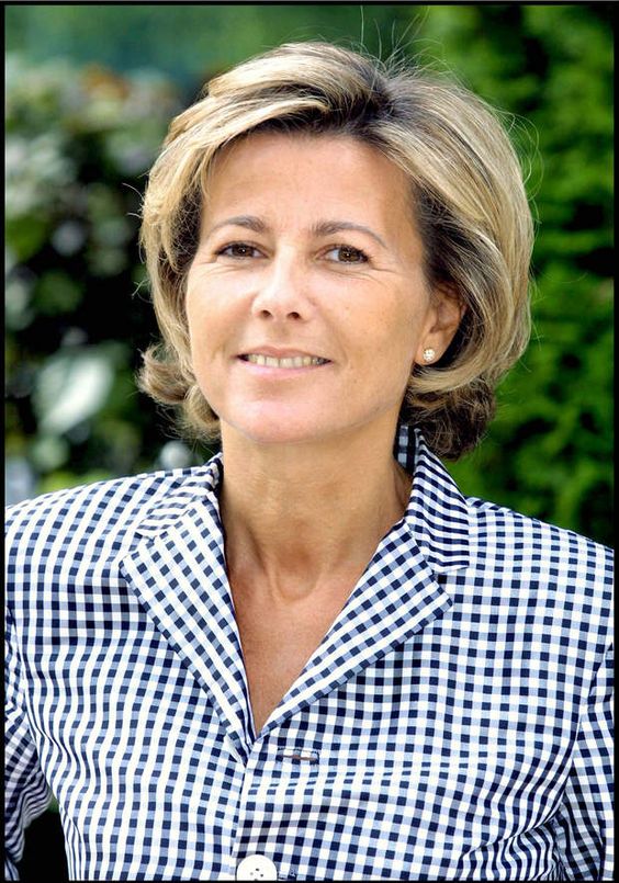 30 Charming Short Straight Hairstyles for Older Women French-bob