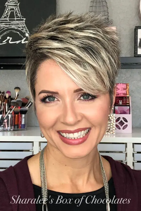 60 Excellent Short Hairstyles for Round Faces to Look Stunning Pixie-cuts-with-highlights