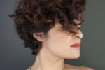 Gorgeous Asymmetrical Short Curly Hairstyle For Over 50 Women