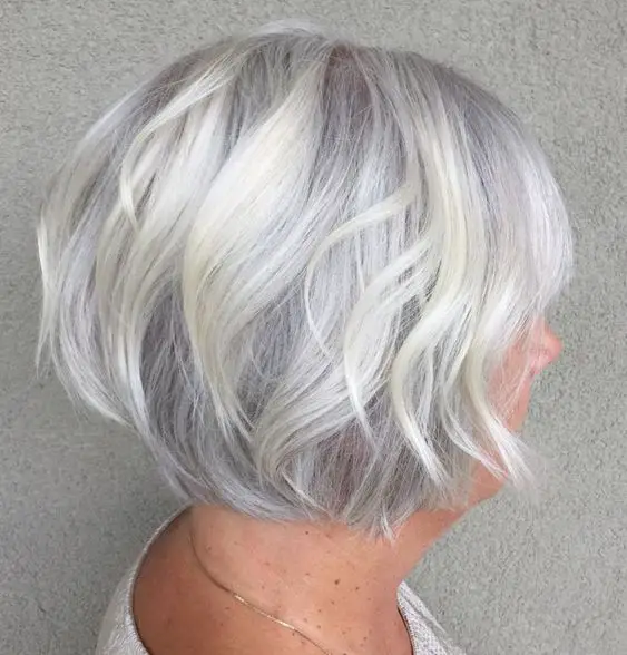 45 Short Hairstyles for Grey Hair and Glasses that Make Older Women Still Looking Stylish layered_platinum_bob_2