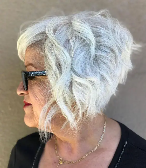 45 Short Hairstyles for Grey Hair and Glasses that Make Older Women Still Looking Stylish wavy_bob_with_bangs_with_the_gray_hair_4
