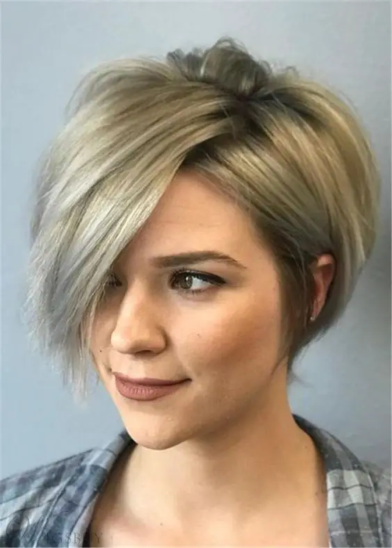100 Flattering Short Hairstyles for Women Over 50 with Fine Hair Voluminous-stacked-wedge-with-side-bangs-2
