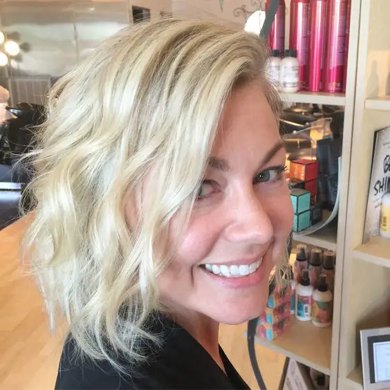100 Flattering Short Hairstyles for Women Over 50 with Fine Hair (2022) Wavy-deep-side-part