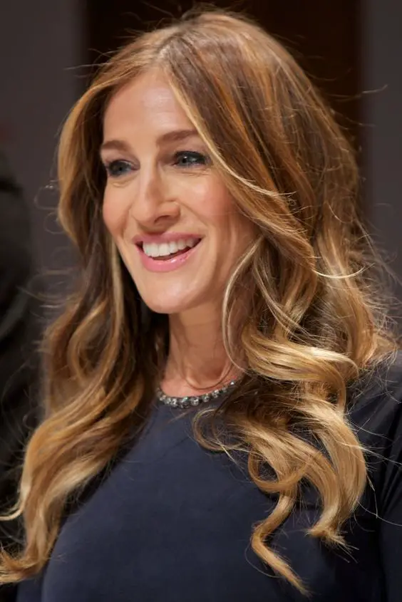 Sarah Jessica Parker Hairstyles to Get the Idea of How to Style Stylish Long Hair Yourself