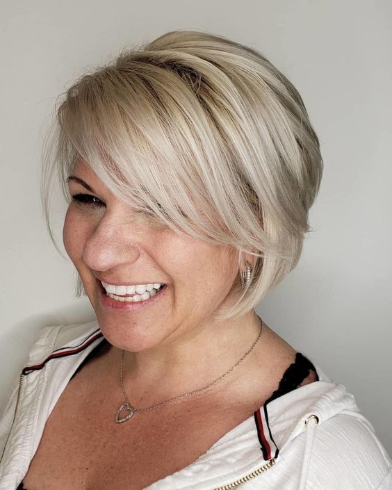 20 Simple and Easy Short Hairstyles for Older Women to Look Younger Graduated-bob