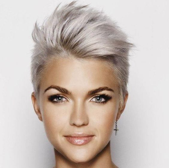 45 Perfect Spiky Hairstyles for Older Women Spiky-side-swept